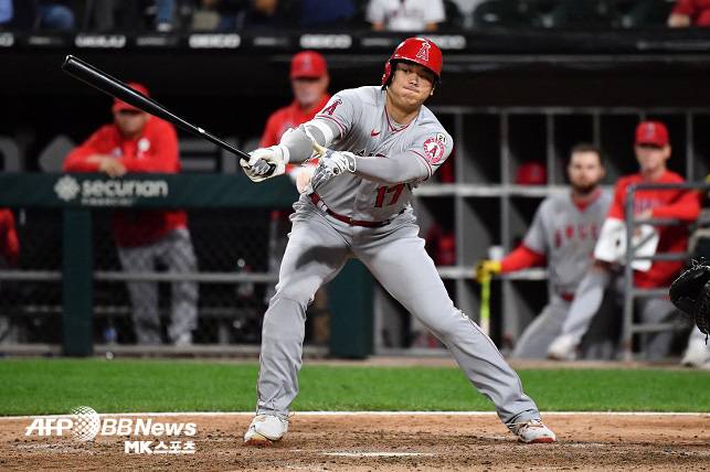 미국 메이저리그 LA 에인절스의 오타니 쇼헤이가 16일(한국시간) 시카고 화이트삭스와의 원정 경기에서 9회초 마지막 타석 때 삼진을 당하고 있다. 사진(미국 시카고)=AFPBBNEWS=NEWS1