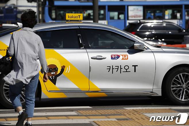(서울=뉴스1) 이승배 기자 = '골목상권 침해' 논란에 휩싸인 카카오가 기업 운영 방향성을 제시하며, 논란 진화에 나섰다. 꽃, 간식, 샐러드 배달사업에서 철수하며, 택시 유료 호출도 폐지한다. 골목 상권 침해 비판 여론과 정부·정치권의 플랫폼 규제 강화 움직임에 따른 조치다. 카카오는 주요 계열사 대표들의 전체회의를 통해 골목상권 논란 사업 철수 및 혁신 사업중심 재편, 파트너 지원 확대 위한 3,000억원 5년간 조성 등 향후 기업 방향성을 확고히 했다고 14일 밝혔다.  사진은 14일 오후 서울 시내의 카카오T 택시. 2021.9.14/뉴스1
