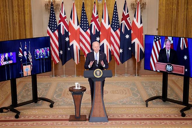 조 바이든 미국 대통령이 15일(현지시간) 보리스 존슨 영국 총리, 스콧 모리슨 호주 총리와 오커스 신설 관련 공동 화상 회견을 진행하고 있다,/사진=AFP