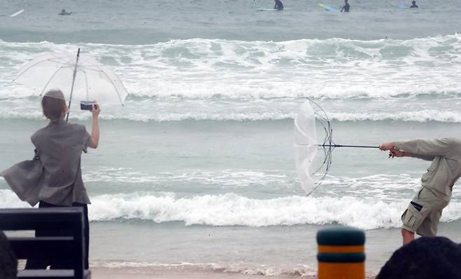 16일 오후부터 제14호 태풍 ‘찬투’가 제주도에 본격적인 영향을 끼친다. 사진은 지난 13일 제주시 월정해수욕장에서 우산을 들고 있는 관광객 모습. /사진=뉴스1
