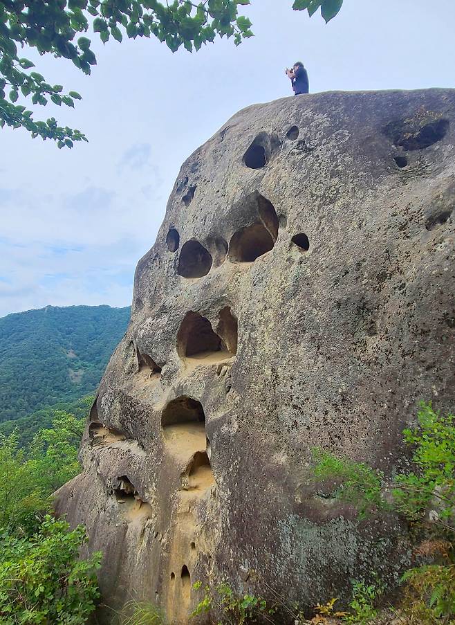 해골바위의 옆 모습은 앞모습 보다는 다소 온화해 보인다.