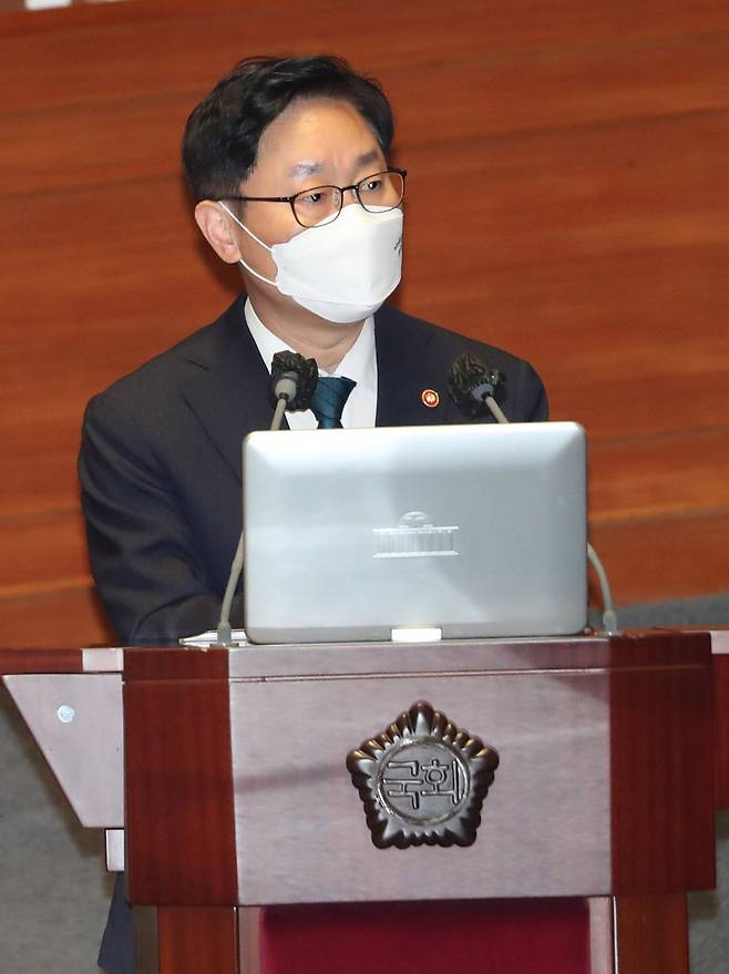 박범계 법무부 장관이 16일 서울 여의도 국회 본회의에서 진행된 교육·사회·문화 분야 대정부질문에서 답변하고 있다. [연합뉴스]