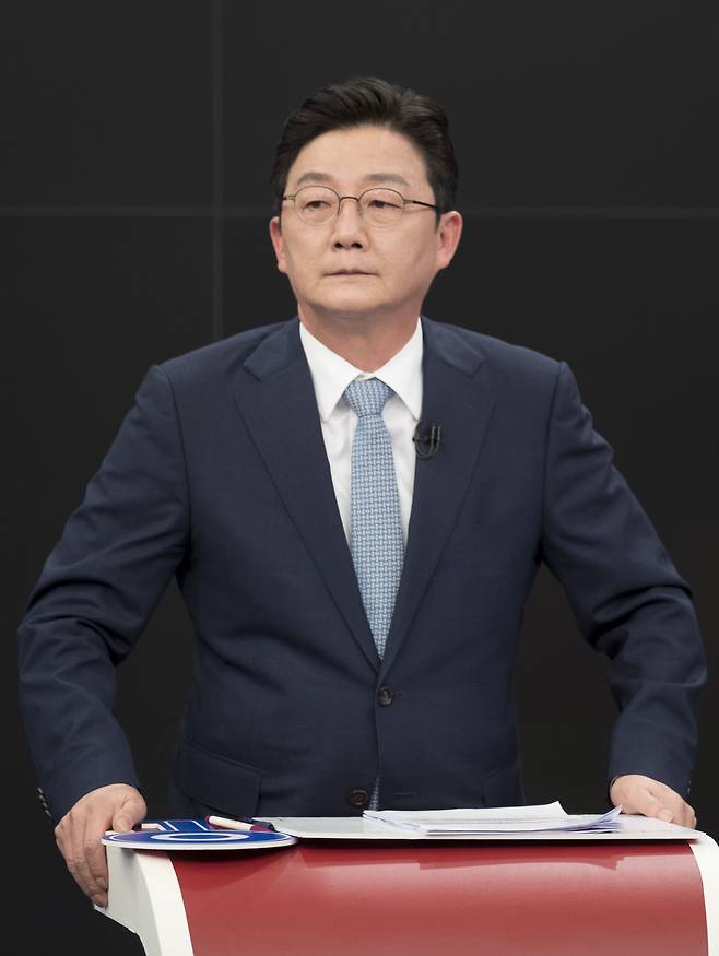 국민의힘 대권주자인 유승민 전 의원이 16일 서울 중구 TV조선 스튜디오에서 열린 제20대 대통령선거 경선후보자 1차 방송토론회에서 토론을 준비하고 있다. 연합뉴스