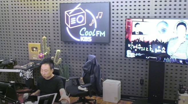 Park Myeong-su tells the story of Yu Minsang, who has been out of touch with his brother for over 14 years.On September 16, KBS Cool FM Park Myeong-sus Radio show talked to listeners on the theme of Family is OO.When a listener said, You can meet your family when you do not contact them, Park Myeong-su said, No news is good news.I met my brother in 14 years, and I met him without knowing him as a brother who did not contact me on KBS Hello program.I met her in 14 years and said, What are you doing here? I did not contact my brother so much and contacted my mother, but I met her in a few years.