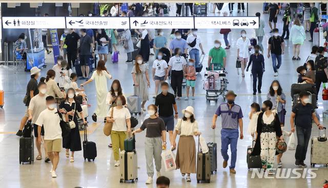 [제주=뉴시스] 우장호 기자 = 제주국제공항 1층 도착장에 관광객들의 발걸음이 이어지고 있다. (사진=뉴시스DB) woo1223@newsis.com