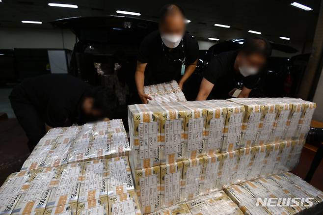 [서울=뉴시스] 사진공동취재단 = 16일 오전 서울 강남구 한국은행 강남본부에서 추석자금방출이 이뤄지고 있다. 2021.09.16. photo@newsis.com