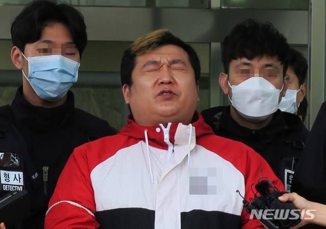 [인천=뉴시스] 김동영 기자 = 인천 중구 신포동 한 노래주점에서 40대 손님을 살해하고 시체를 야산에 유기한 허민우가 21일 오전 인천시 미추홀구 미추홀경찰서 유치장을 나와 검찰로 송치되고 있다. 2021. 5.21. dy0121@newsis.com