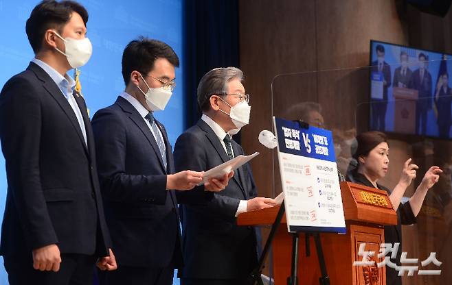 더불어민주당 이재명 대선 경선 후보가 지난 14일 국회 소통관에서 성남의 대장동 개발과 관련한 특혜 의혹에 관한 기자회견을 하고 있다. 윤창원 기자