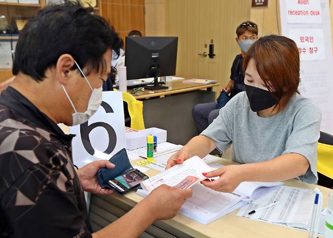 지난 15일 동천동 행정복지센터를 찾은 시민이 '경주시민 코로나특별지원금' 선불카드를 수령하고 있다. 경주시 제공