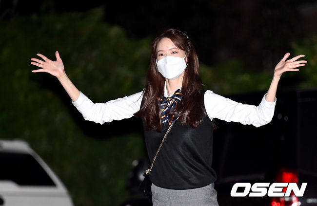 On the afternoon of the 16th, Knowing Brother broadcast recording was held at JTBC Studios in Ilsan-dong, GoYang City, Gyonggi Province.Actor Im Yoon-ah (Girls Generation Im Yoon-ah) poses for the reporters as she enters Studios. 2021.09.16