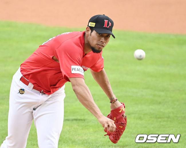 [OSEN=잠실, 곽영래 기자] 1회말 SSG 폰트가 역투하고 있다. 2021.08.04/youngrae@osen.co.kr