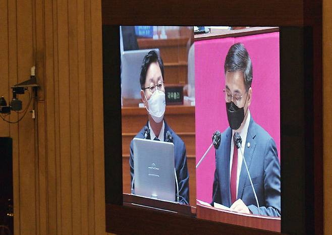 박범계 법무부 장관이 16일 서울 여의도 국회 본회의에서 진행된 교육·사회·문화 분야 대정부질문에서 국민의힘 최형두 의원의 질문에 답변하고 있다. 국회사진기자단