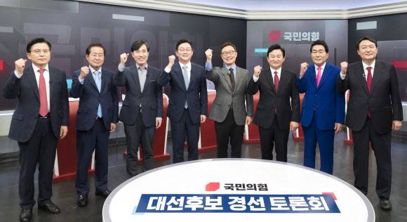 국민의힘 대선후보 첫 경선 토론회 - 국민의힘 윤석열(오른쪽부터), 안상수, 원희룡, 최재형, 유승민, 하태경, 홍준표, 황교안 대선 경선 예비후보들이 16일 서울 중구 TV조선 스튜디오에서 열린 제20대 대통령선거 경선후보자 1차 방송토론회에서 기념촬영을 하고 있다.  2021.9.16  국회사진기자단