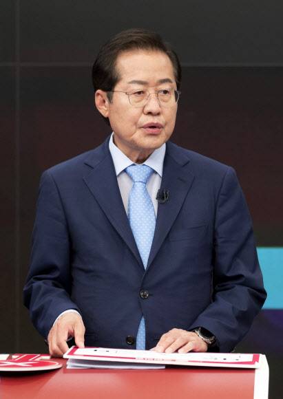 방송토론 준비하는 홍준표 - 국민의힘 대권주자인 홍준표 의원이 16일 서울 중구 TV조선 스튜디오에서 열린 제20대 대통령선거 경선후보자 1차 방송토론회에서 토론을 준비하고 있다.   2021.9.16  국회사진기자단