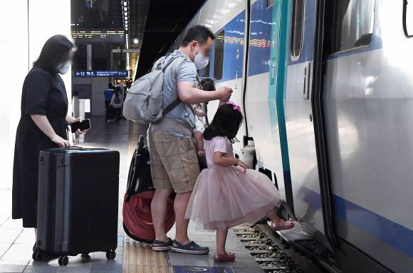 조심조심… 할아버지·할머니 만나러 갑니다 - 추석 연휴를 앞둔 16일 서울역에서 이른 귀성길에 오른 시민들이 짐을 들고 기차를 타고 있다. 코로나19 중앙방역대책본부는 추석 연휴 코로나19 감염 확산을 막기 위해 ▲만남의 시간과 횟수를 평소 명절보다 줄일 것 ▲실내에서 가족들이 모일 경우 환기를 적극적으로 시행할 것 등을 권고했다.오장환 기자 5zzang@seoul.co.kr