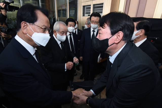 국민의힘 대권주자인 윤석열 전 검찰총장이 15일 서울 여의도순복음교회에 마련된 고 조용기 목사의 빈소를 찾아 조문한 후 개신교계 인사들과 인사하고 있다. /연합뉴스