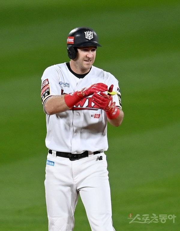 16일 수원KT위즈파크에서 ‘2021 신한은행 SOL KBO리그‘ 롯데 자이언츠와 KT 위즈 경기가 열렸다. 2회말 1사 1,2루 KT 호잉이 1타점 2루타를 치고 2루에서 박수를 치고 있다. 수원 | 김종원 기자 won@donga.com