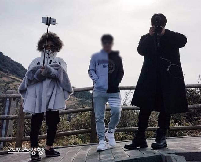 방탄소년단 정국과 그의 친형 전정현씨(가운데). 인스타그램 캡처