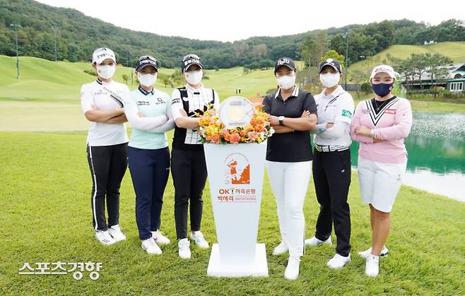 박민지가 허리 통증으로 OK저축은행 박세리 인비테이셔널 개막 하루전 출전을 포기했다. 연습라운드 중 발생한 허리 통증으로 16일 열린 공식 포토콜에도 참석하지 못했다. 왼쪽부터 박현경, 임희정, 조아연, 박세리, 김효주, 장하나. ㅣKLPGA제공