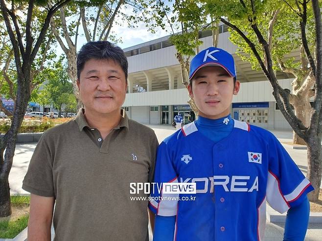 ▲ 김철기 강릉영동대 감독(왼쪽)과 김세민이 15일 대구시민구장에서 열린 U-23 야구대표팀과 U-18 야구대표팀의 평가전 직후 활짝 웃고 있다. ⓒ대구, 고봉준 기자