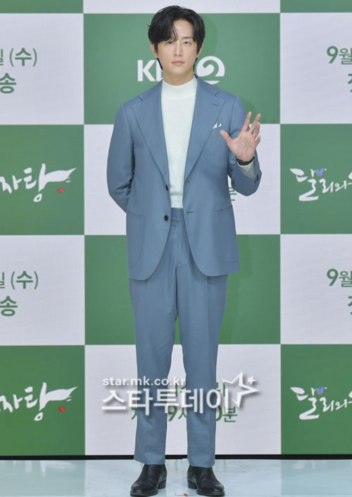 Actor Kwon Yul has a photo time at the KBS new drama Dari and Potato Tang production presentation held live on the afternoon of the 16th.