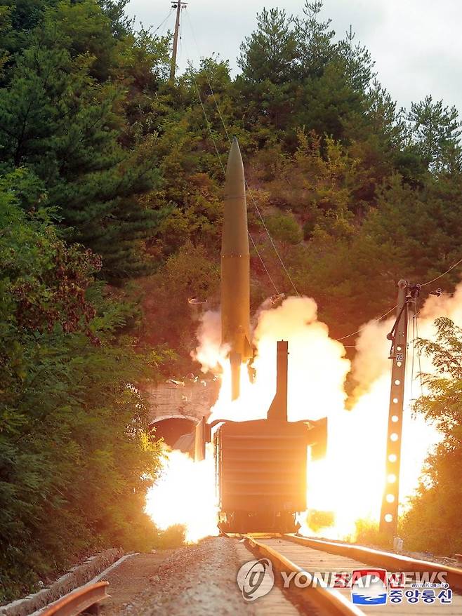 북한, 열차서 탄도미사일 발사…북한판 이스칸데르 추정 (평양 조선중앙통신=연합뉴스)  북한이 지난 15일 철도기동미사일연대의 검열사격훈련을 했다고 조선중앙통신이 16일 보도했다. 북한판 이스칸데르 개량형으로 추정되는 탄도미사일이 화염을 내뿜으며 열차에서 발사되고 있다. 북한은 이 탄도미사일이 동해상 800㎞ 수역에 설정된 표적을 정확히 타격했다고 밝혔다. 2021.9.16 
    [국내에서만 사용가능. 재배포 금지. For Use Only in the Republic of Korea. No Redistribution] nkphoto@yna.co.kr