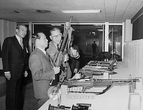 박정희 대통령과 이범준 국방부 방산차관보 박정희 대통령이 국방부 연두순시에서 이범준 차관보(오른쪽)의 안내로 무기를 살펴보고 있다. 왼쪽은 노재현 국방장관. 1979.2.8 (연합뉴스 자료사진) 
<저작권자 ⓒ 2009 연 합 뉴 스. 무단전재-재배포 금지.>