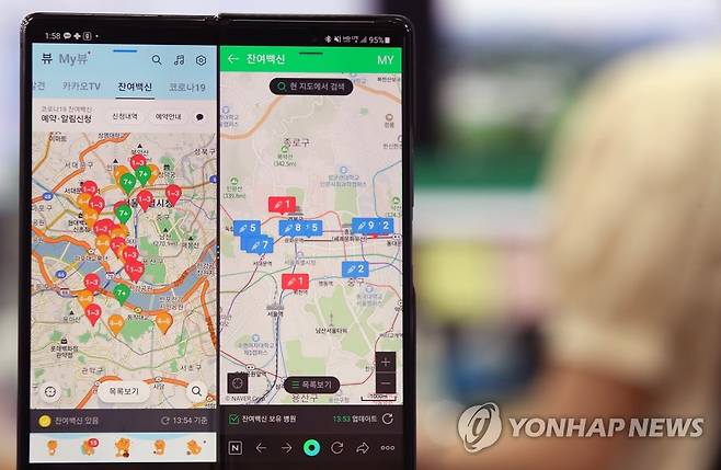 정부, 30세 이상 아스트라제네카 잔여 백신 접종 허용 (서울=연합뉴스) 임헌정 기자 = 13일 휴대전화 카카오톡(왼쪽), 네이버 앱에 서울 지역 아스트라제네카(AZ) 잔여 백신이 표시되고 있다.
    정부는 이날 30세 이상 희망자에 한해 AZ 잔여 백신 접종을 허용했다. 그동안 AZ는 혈소판 감소성 혈전증(TTS) 발생 우려로 50세 이상만 맞도록 제한했었다. 2021.8.13 kane@yna.co.kr