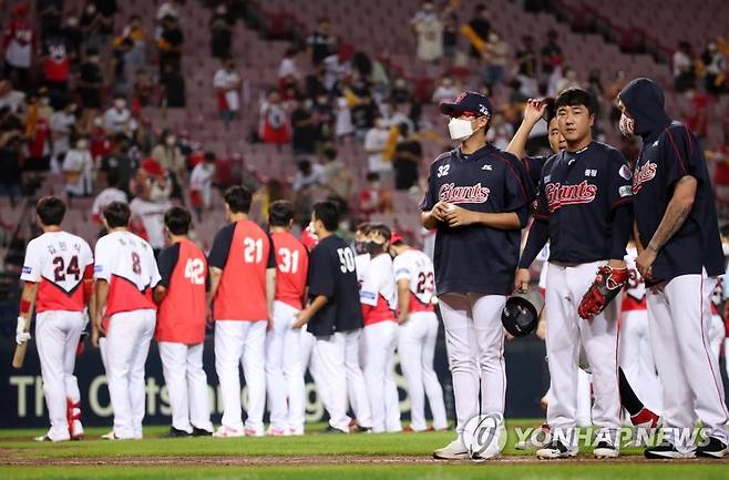 치열한 경기 끝에 승부 가리지 못한 롯데·KIA전 (광주=연합뉴스) 조남수 기자 = 26일 광주-기아챔피언스필드에서 열린 2021 프로야구 롯데 자이언츠와 KIA 타이거즈의 경기에서 4시간의 승부 끝에 3-3으로 무승부 경기를 펼친 양 팀 선수들이 그라운드에 나와 관중들에게 인사하고 있다. 2021.8.26 iso64@yna.co.kr