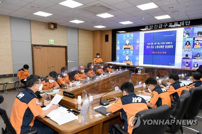 태풍 찬투 북상에 따른 상황판단회의 주재하는 신열우 소방청장 (서울=연합뉴스) 신열우 소방청장이 15일 오후 세종시 소방청 지휘작전실에서 제14호 태풍 '찬투'의 북상에 따른 긴급 상황판단회의를 주재하고 있다. 2021.9.15 [소방청 제공. 재판매 및 DB 금지]