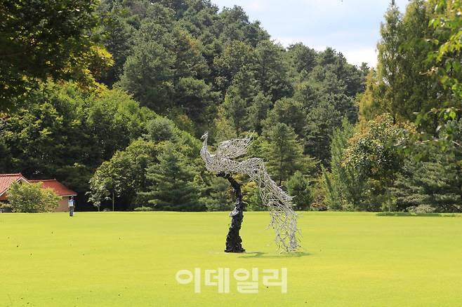 청남대 본관으로 향하는 길에는 대통령을 상징하는 봉황 조형물이 위엄을 뽐내고 있다.