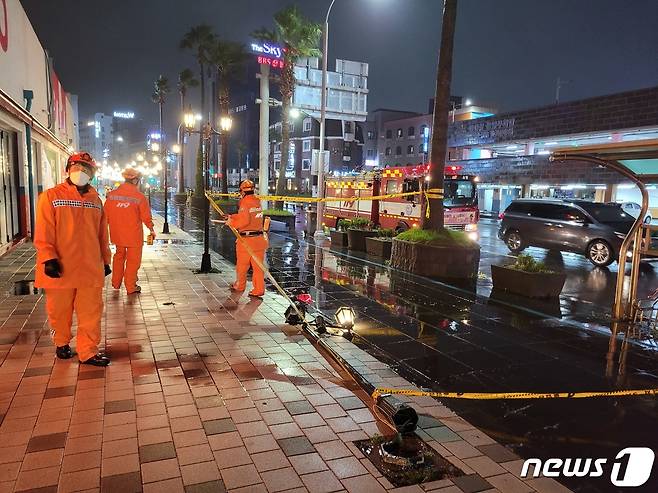 16일 오후 7시43분쯤 제14호 태풍 '찬투(CHANTHU)' 영향권에 든 제주 제주시 탑동 인근에서 가로등이 쓰러져 안전조치가 이뤄지고 있다.(제주소방안전본부 제공)2021.9.16/뉴스1 © News1 홍수영 기자