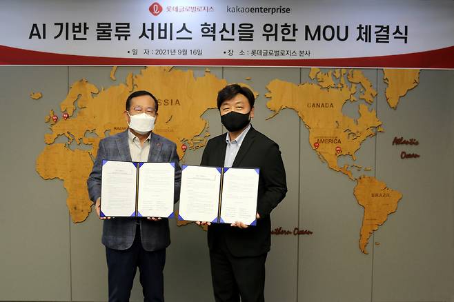 백상엽 카카오엔터프라이즈 대표(오른쪽)와 박찬복 롯데글로벌로지스 대표(왼쪽)가 기념촬영을 하고 있다. © 뉴스1