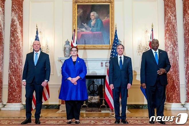 왼쪽부터 피터 더튼 호주 국방장관, 마리즈 페인 호주 외무장관, 토니 블링컨 미국 국무장관, 로이드 오스틴 미국 국방장관. 이들은 16일 미 국무부에서 만나 2+2 회담을 실시했다. © AFP=뉴스1