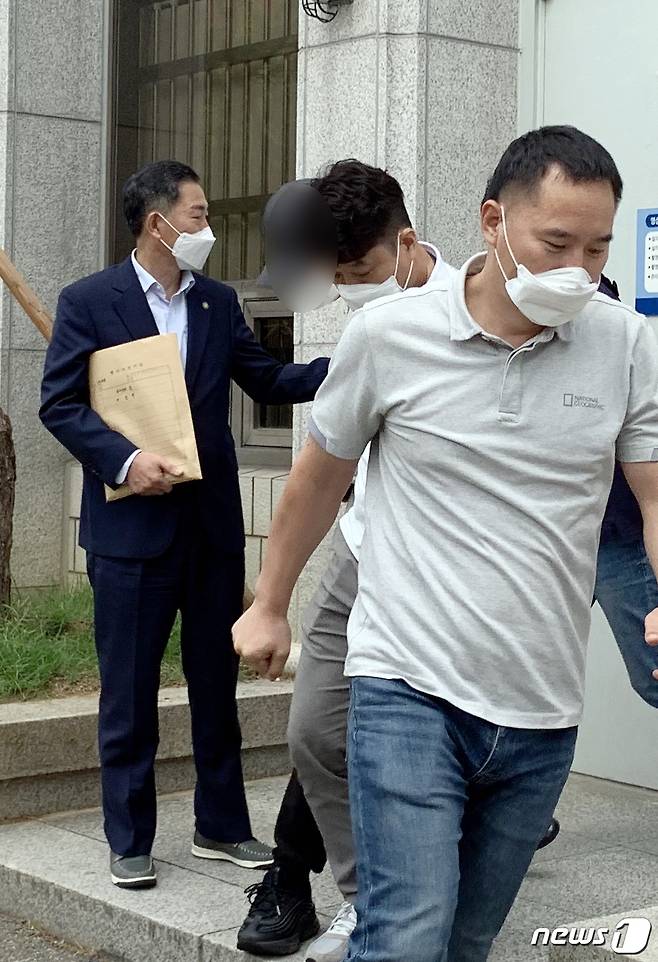 사회 초년생들을 노예처럼 부리고 인권을 유린한 이른바 '노예 PC방 사건'을 일으킨 혐의를 받는 업주 A씨(36)가 17일 오전 피의자 심문을 받은 뒤 광주지방법원을 나서고 있다.© 뉴스1