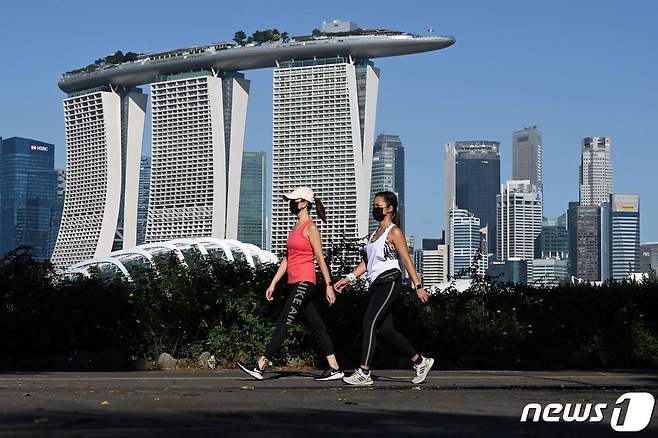 싱가포르는 지난 6월 세계 최초로 '위드 코로나' 로드맵을 발표하며 세계의 관심을 모았지만, 최근 백신 완전 접종률 80% 달성에도 연일 확진자가 급증하고 있다.  사진은 싱가포르 랜드마크 마리나베이샌즈호텔이 보이는 공원 모습. © AFP=뉴스1 자료 사진 © AFP=뉴스1