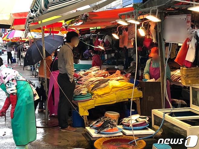 추석 연휴를 하루 앞둔 17일 오전 부산 중구 자갈치시장 일대가 한산하다.2021.9.17/© 뉴스1 백창훈 기자