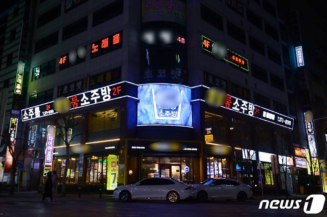 광주광역시 서구 치평동 상무지구 일대 유흥업소 간판 조명이 켜져 있다. © News1