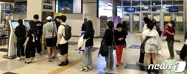 추석 명절 연휴를 하루 앞둔 17일 대구 동대구역복합환승센터에 귀성객들이 몰리고 있다. 2021.9.17/뉴스1 © News1 남승렬 기자