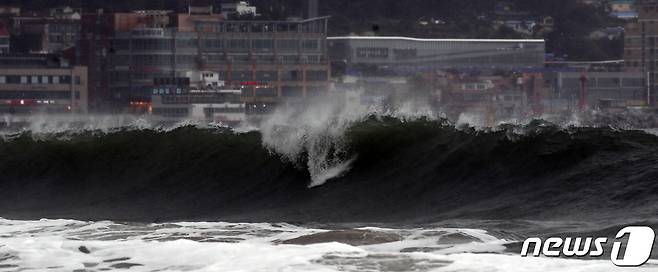 제14호 태풍 '찬투'가 북상 중인 17일 오후 부산 해운대해수욕장에서 파도가 높게 일고 있다. 2021.9.17/뉴스1 © News1 여주연 기자
