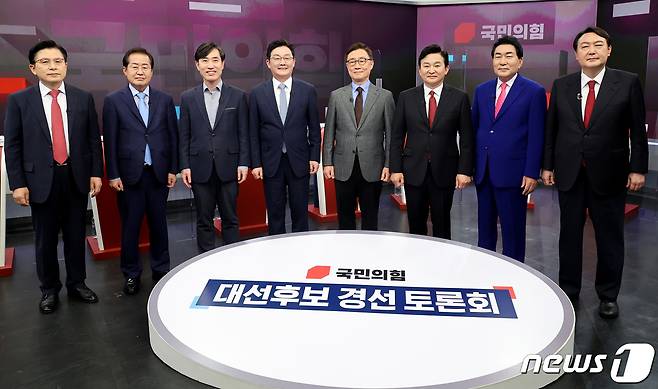 국민의힘 대선 경선 후보들이 지난 16일 오후 서울 중구 TV조선 스튜디오에서 열린 제20대 대통령선거 경선후보자 1차 방송토론회에 참석해 선전을 다짐하며 기념촬영을 하고 있다. (왼쪽부터) 황교안, 홍준표, 하태경, 유승민, 최재형, 원희룡, 안상수, 윤석열 후보.  © News1 국회사진취재단