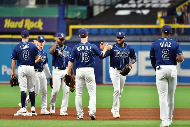 탬파베이 선수들이 17일(한국시간) 미국 플로리다주 세인트피터즈버그 트로피카나필드에서 열린 홈 경기에서 티트로이트 타이거스를 상대로 승리한 뒤 기뻐하고 있다. 플로리다주 | AFP연합뉴스