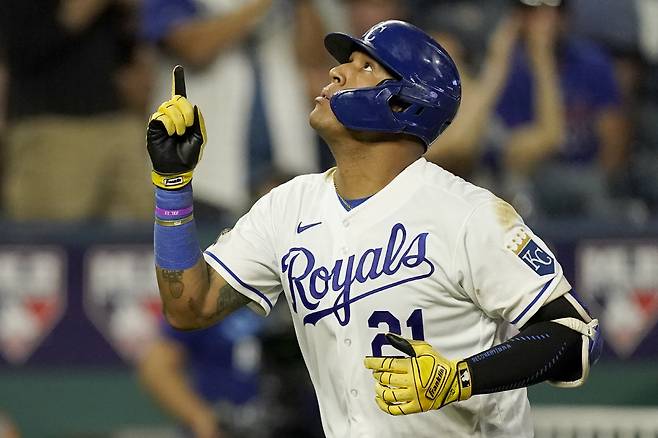 캔자스시티 로열스의 살바도르 페레즈가 45호 홈런을 쏘아올린 뒤 세리머니를 하고 있다. AP 연합뉴스
