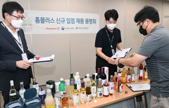 지난달 24일 서울 강서구 홈플러스 본사에서 ‘신규 입점 전통주 품평회’가 진행되고 있다.