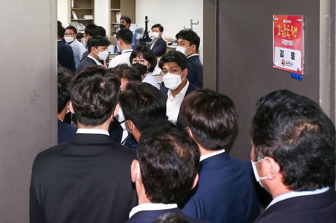 고위공직자비리수사처수사관들이 13일 국민의힘 김웅 의원의 국회 의원회관 사무실로 압수수색을 위해 들어가고 있다.  /국회사진기자단