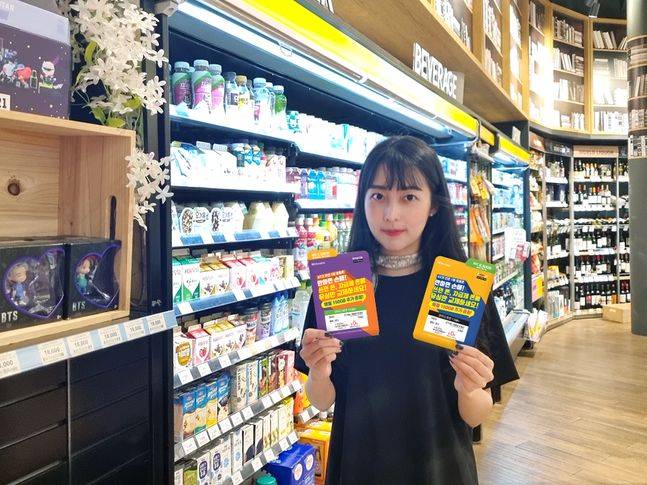 KT엠모바일이 17일 이마트24와 제휴를 맺고 전국 약 6000개 매장에서 알뜰폰 롱텀에볼루션(LTE) 유심을 판매한다고 밝혔다. 사진은 모델이 해당 유심을 소개하는 모습.ⓒKT엠모바일