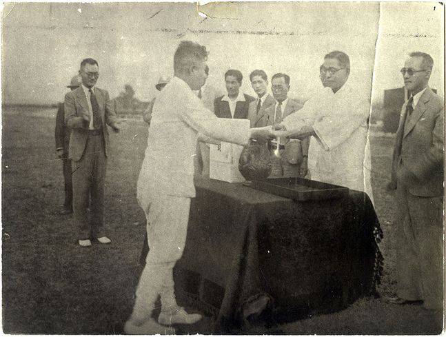 해방 후 경마장을 자주 찾았던 백범 김구 선생의 시상사진 ⓒ마사회