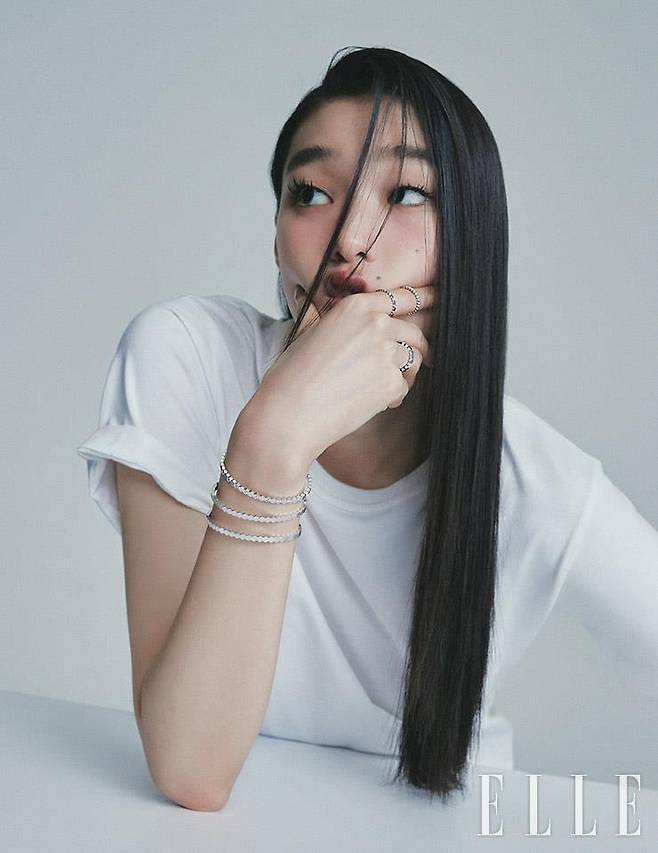 검지에 낀 풀 파베 다이아몬드 세팅 버전 ‘비 마이 러브’ 링, 화이트골드에 브릴리언트 컷 다이아몬드를 세팅한 ‘비 마이 러브’ 링, 약지에 낀 화이트골드 ‘비 마이 러브’ 링, 다이아몬드를 세팅한 ‘비 마이 러브’ 브레이슬렛, 레이어드한 화이트골드 ‘비 마이 러브’ 브레이슬렛은 모두 Chaumet.