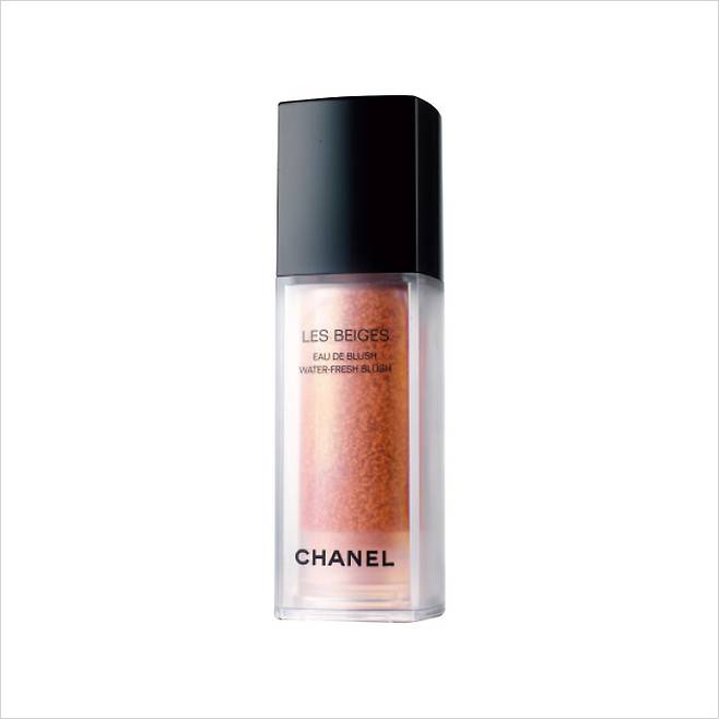 레 베쥬 워터-프레시 블러셔, 라이트 피치, 6만8천원. 모두 Chanel.