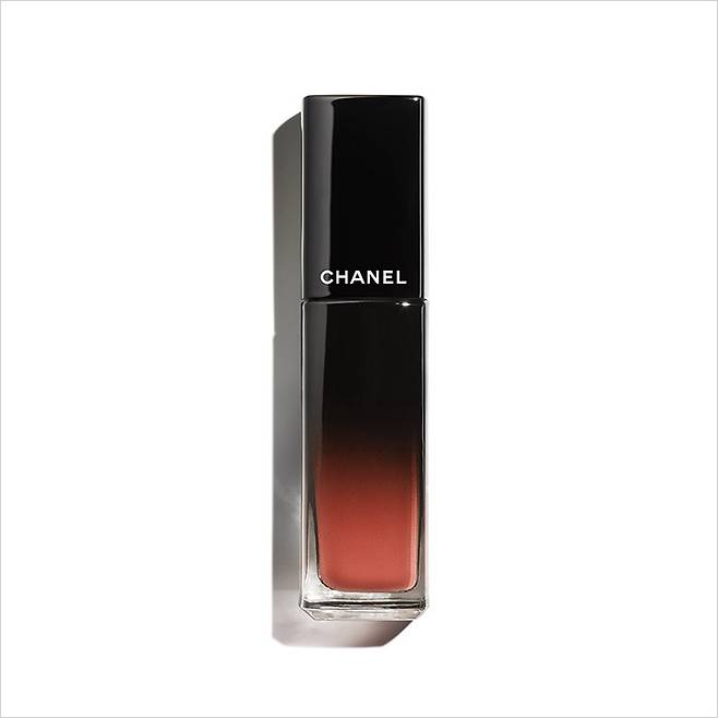 루쥬 알뤼르 라끄, 82, 4만8천원. 모두 Chanel.